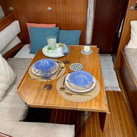 Velero Oceans Ontzi, Bådhotel